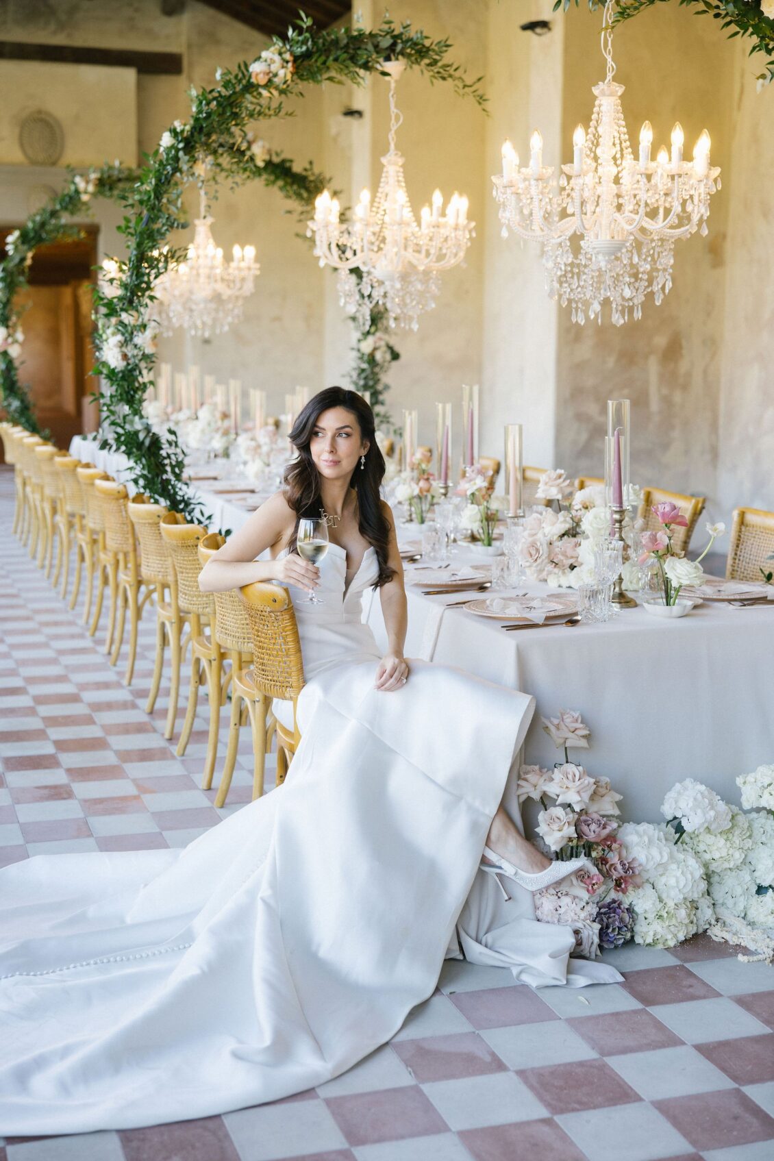 Jennifer posing beside the long reception table at Villa Pazzi al Parugiano