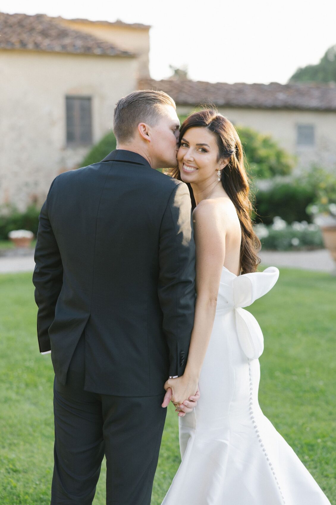 Jennifer and Travis portrait in the garden at Villa Pazzi al Parugiano