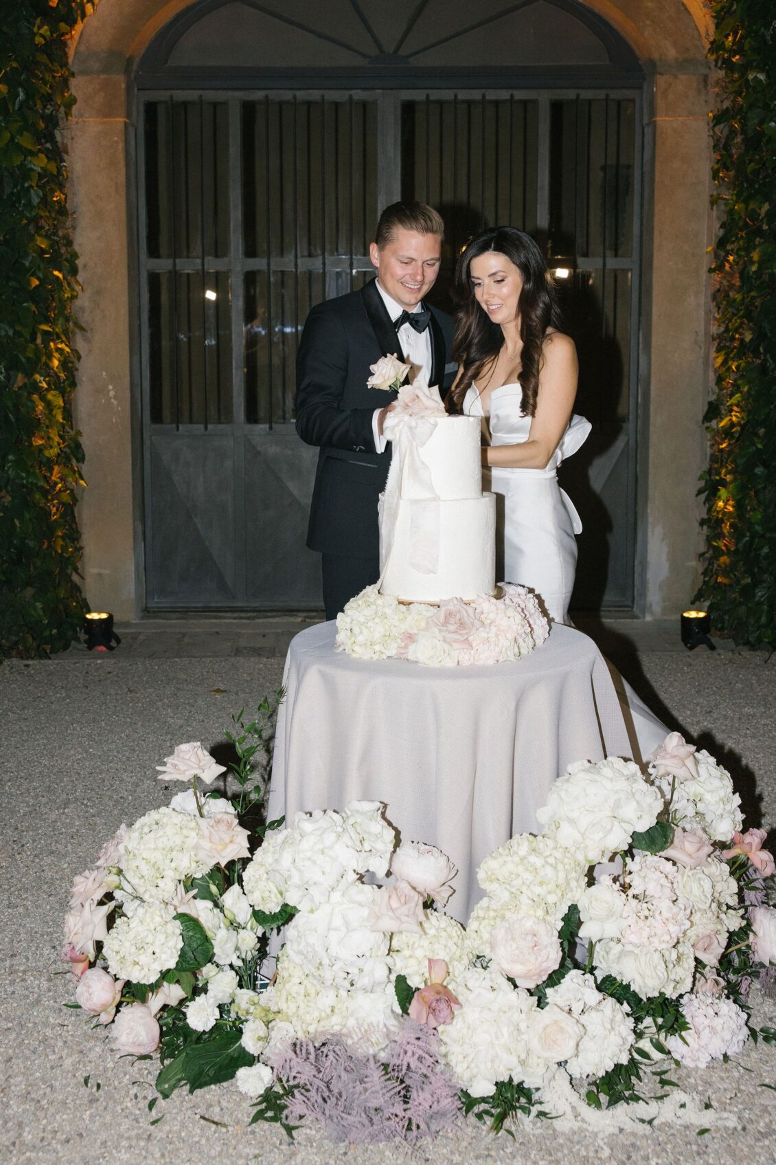 Jennifer and Travis cutting their wedding cake in Tuscany