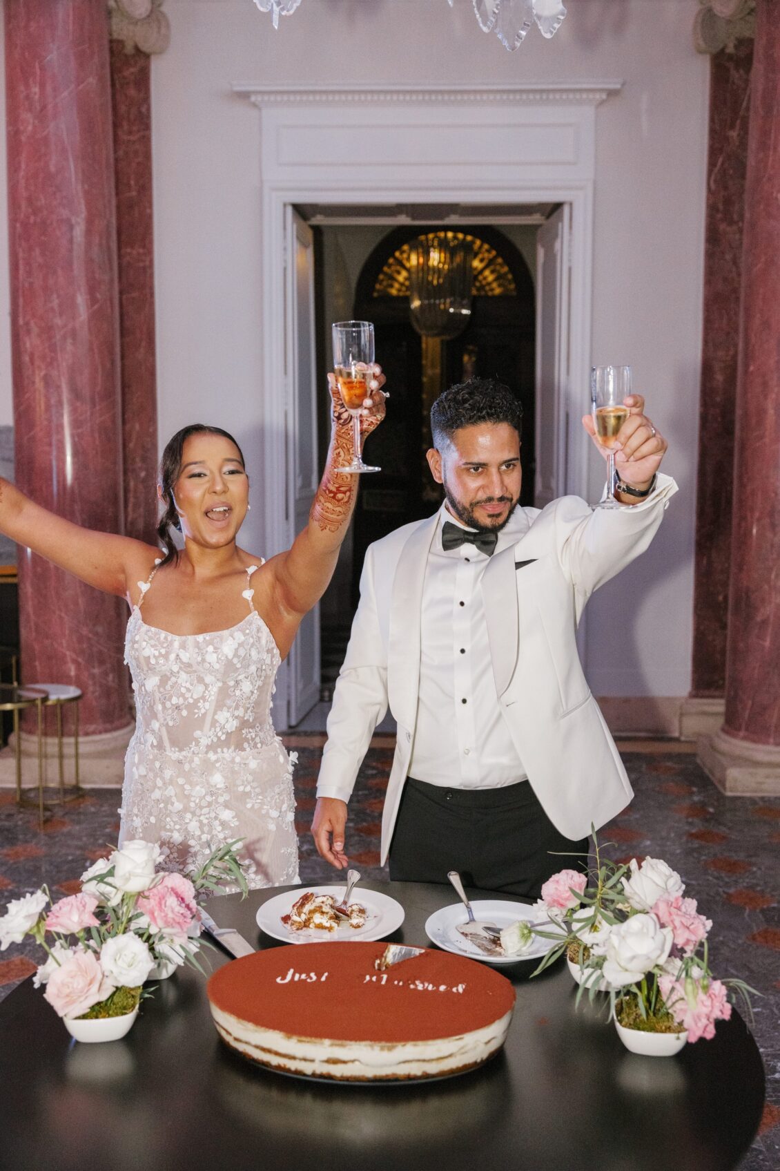 Brittney and Zeus cutting their wedding cake at Château Martinay