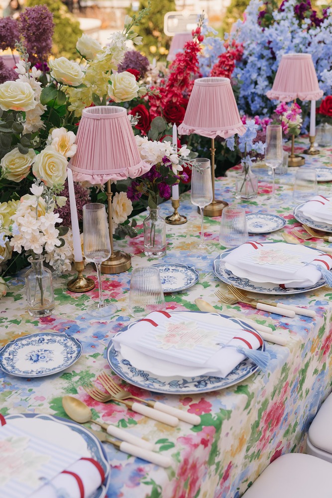 Garden-inspired reception table with blue-and-white china