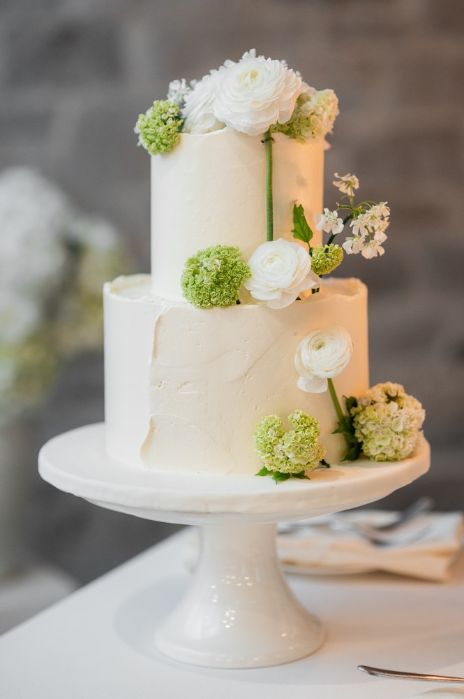 Marta and Eric at Elora Mill — white green wedding cake — photographed by Rose Vine Studios