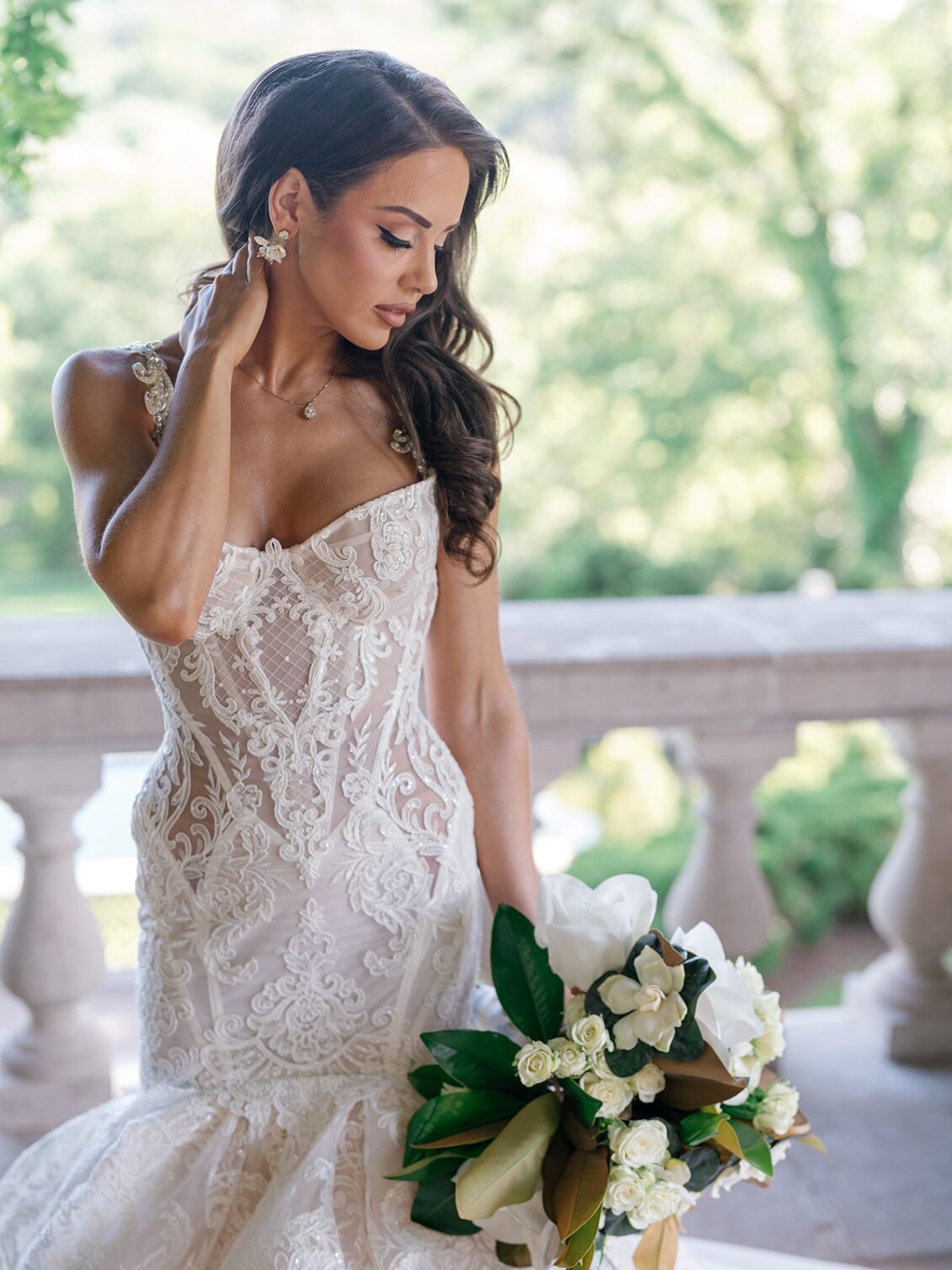 Elegant black-tie wedding portraits and ceremony at Cheekwood Estate & Gardens in Nashville.