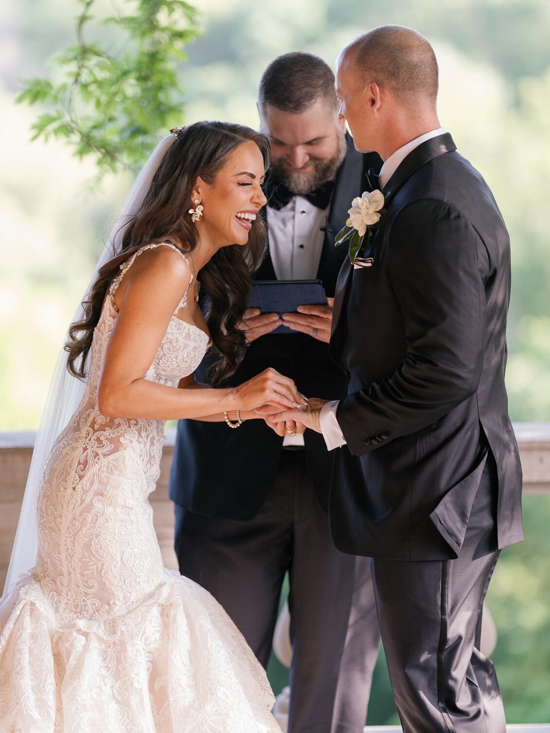 Elegant black-tie wedding portraits and ceremony at Cheekwood Estate & Gardens in Nashville.