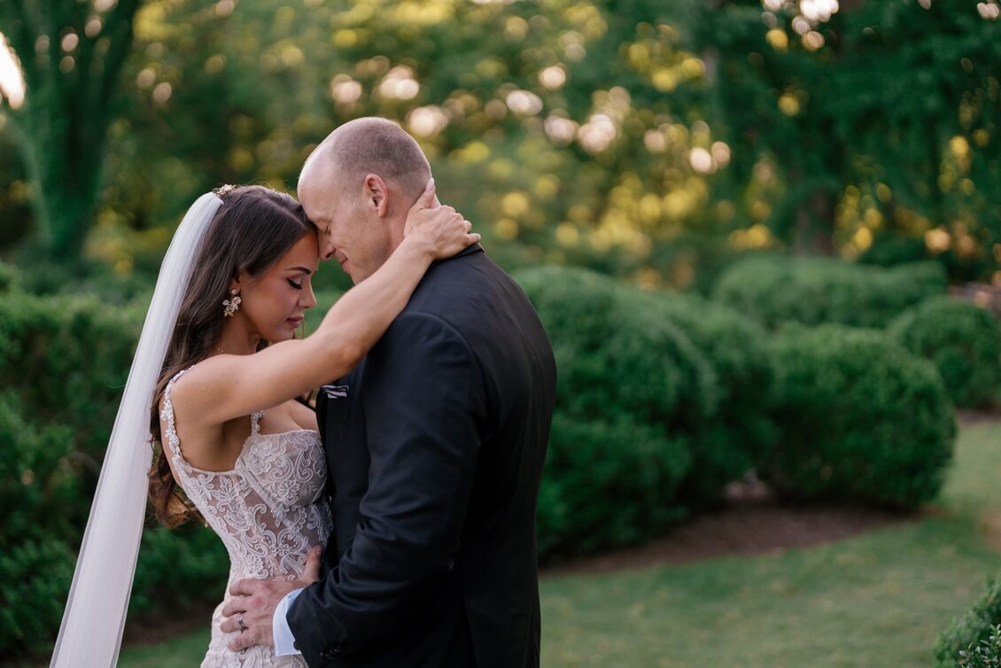 Elegant black-tie wedding portraits and ceremony at Cheekwood Estate & Gardens in Nashville.
