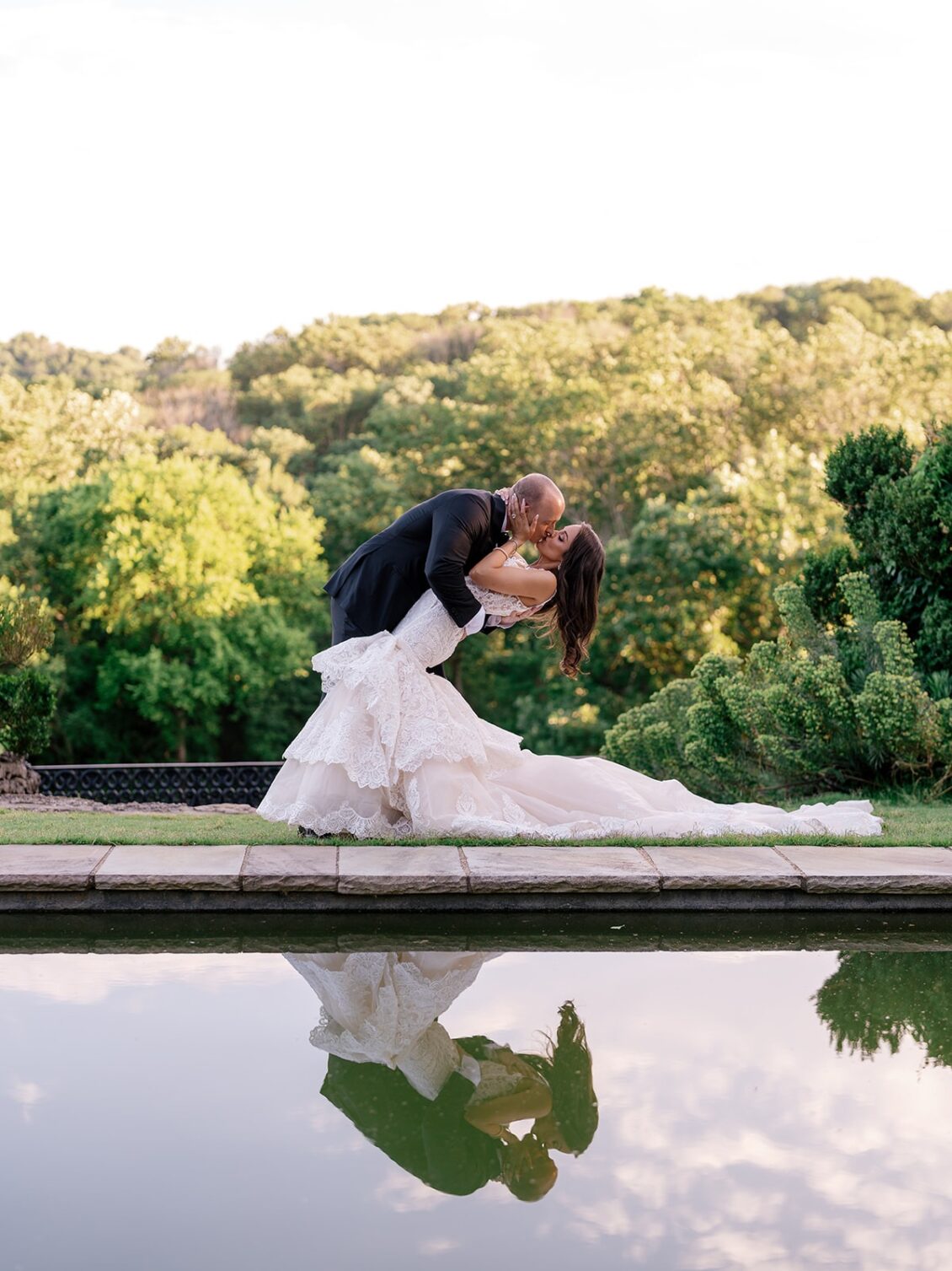 Elegant black-tie wedding portraits and ceremony at Cheekwood Estate & Gardens in Nashville.