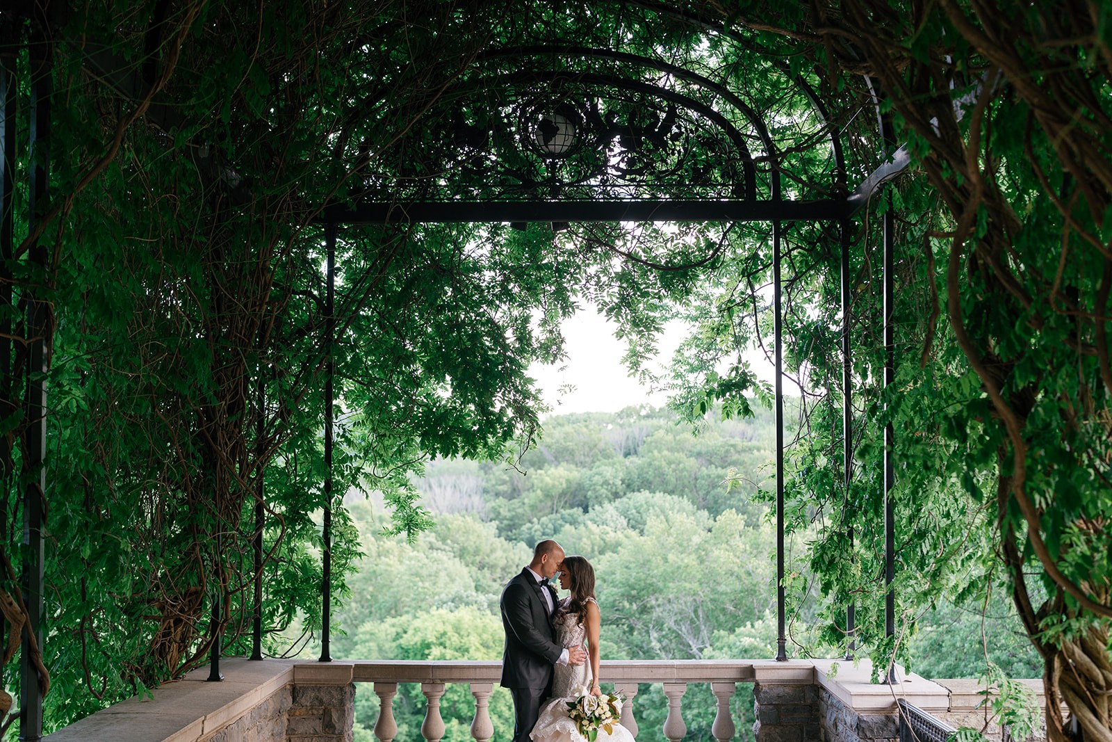 Elegant black-tie wedding portraits and ceremony at Cheekwood Estate & Gardens in Nashville.